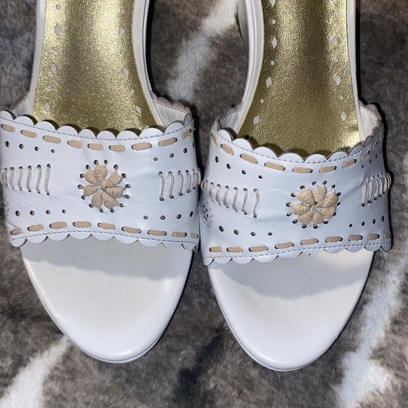 BCBGeneration White Wedge Sandals 7.5 - Picture 7 of 9